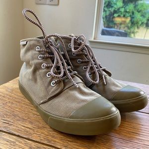 Women’s size 8.5 olive green Bangs